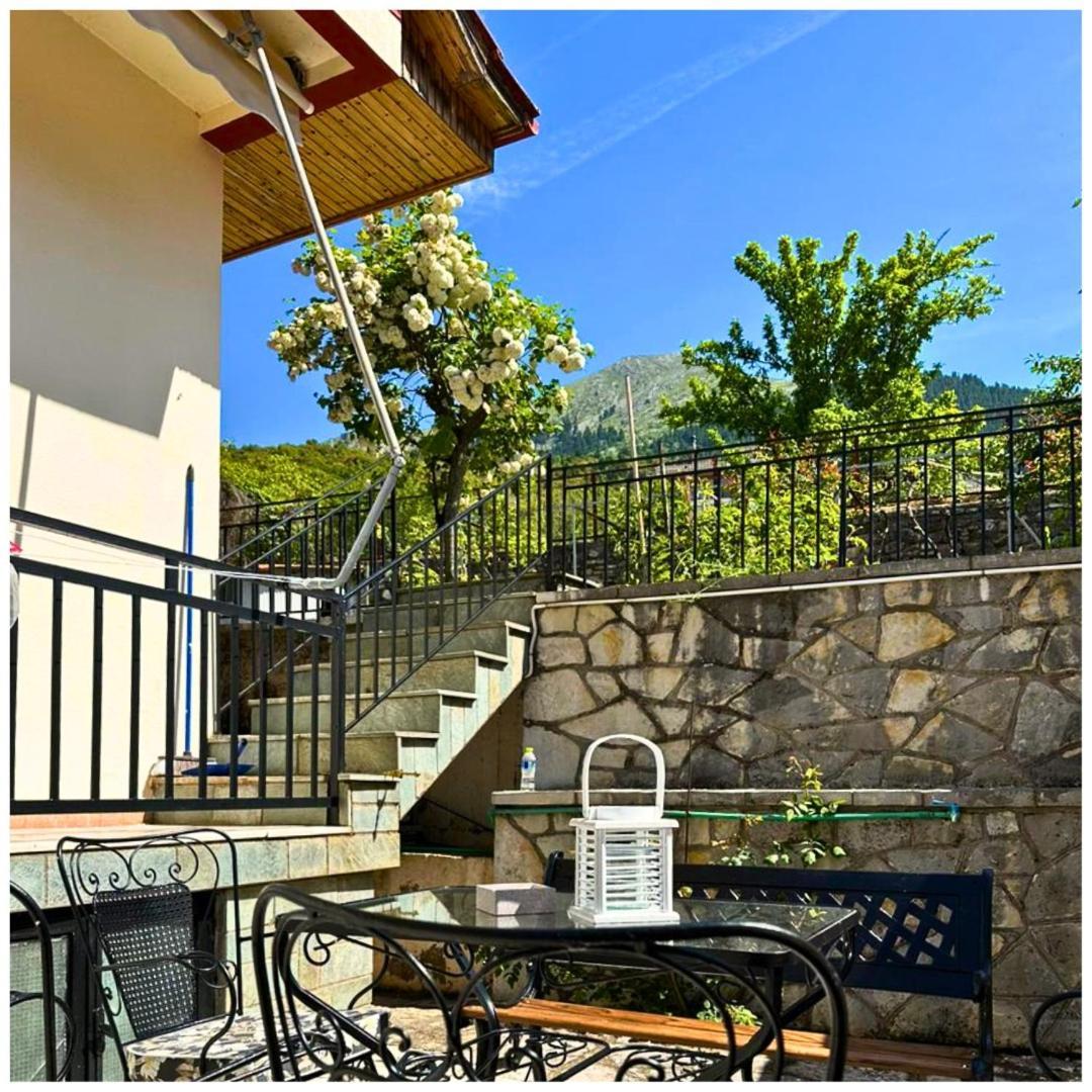 Memories Apartments Μονοκατοικία Στο Καρπενήσι Exteriör bild